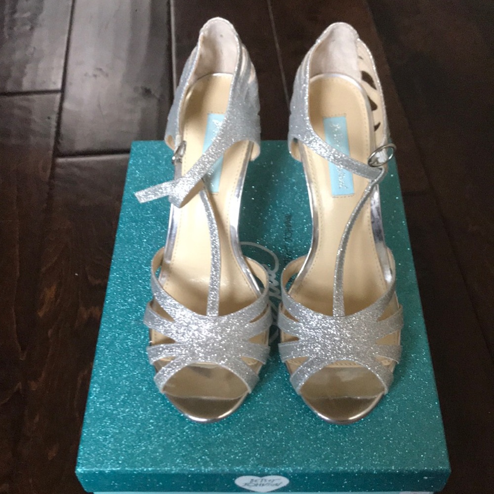 Betsy Johnson size 8 silver stiletto